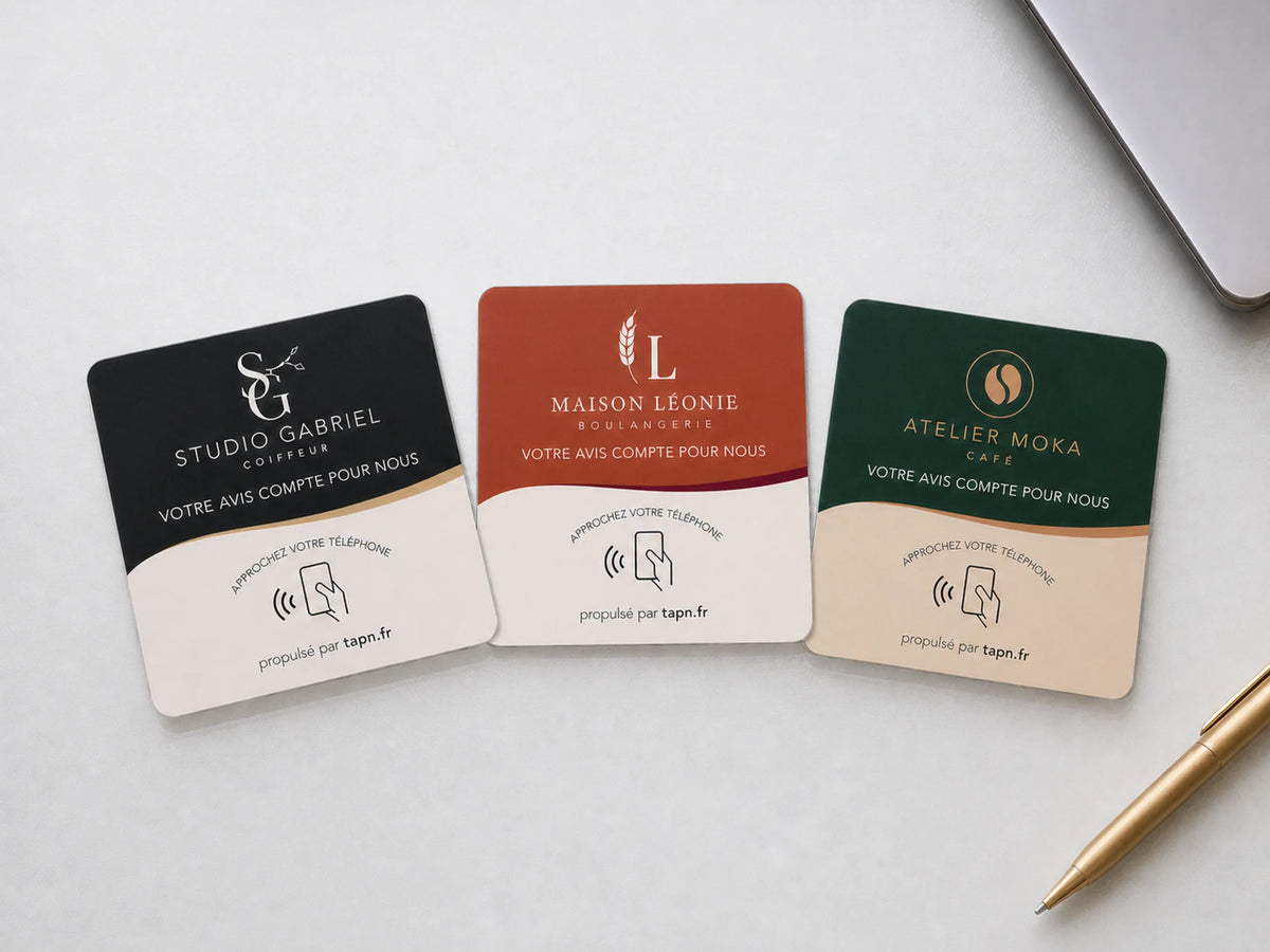 Trois cartes NFC personnalisées avec le logo de l'établissement