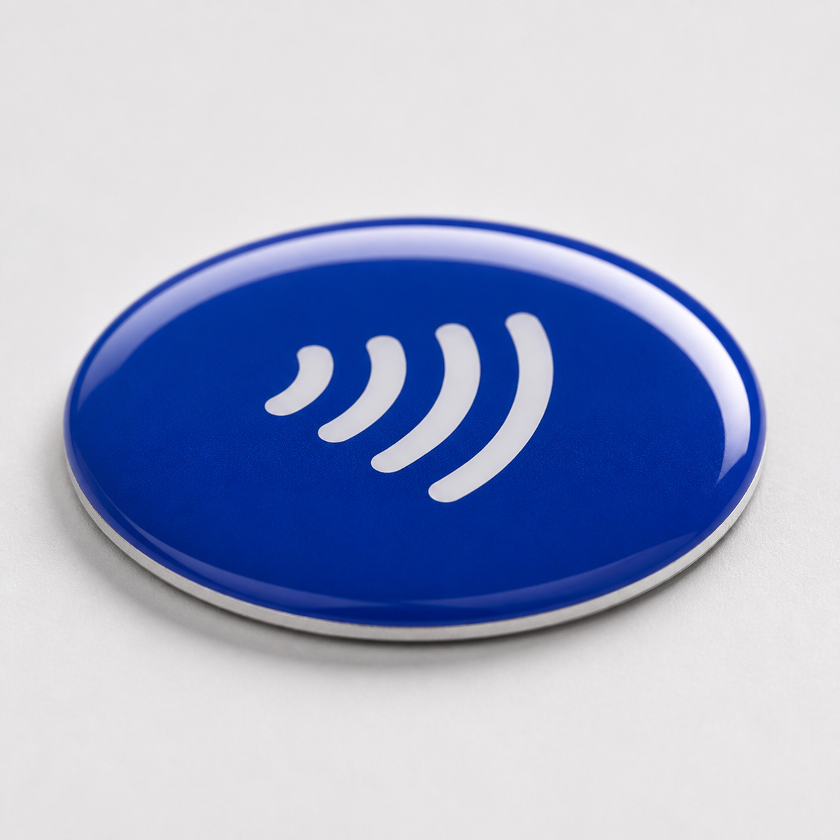 Macro d’un badge NFC rond personnalisable avec finition en résine époxy
