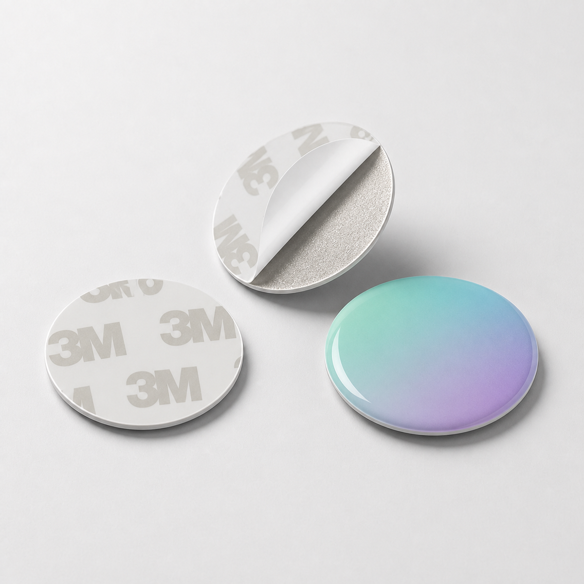 Recto et verso de badges NFC ronds personnalisables avec adhésif 3M