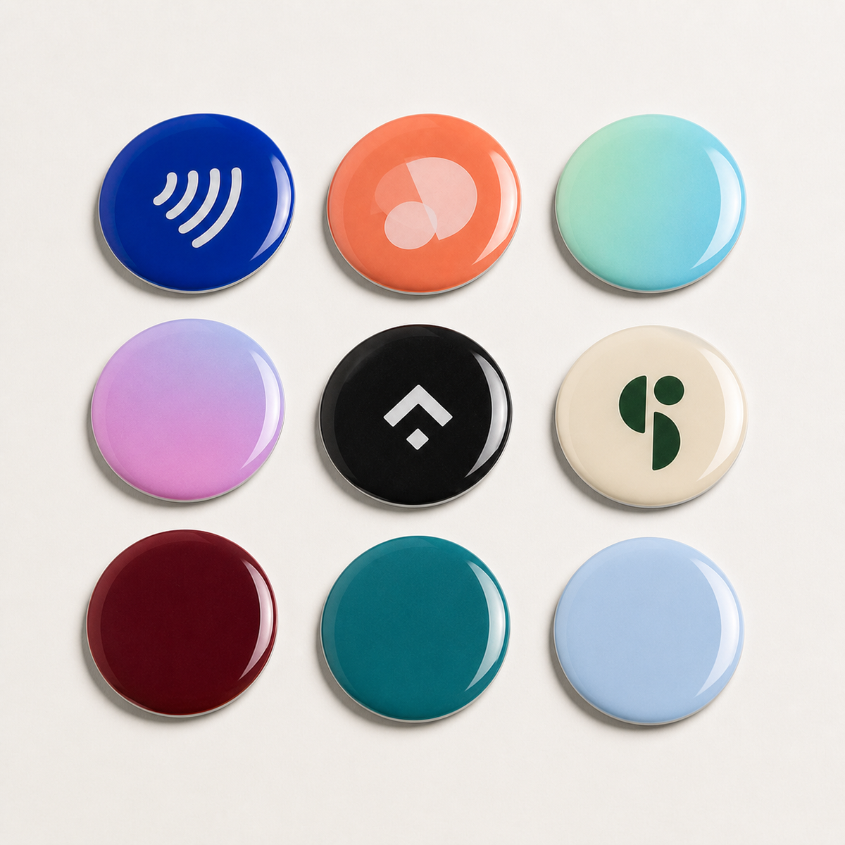 Collection de badges NFC ronds personnalisables avec plusieurs couleurs et logos