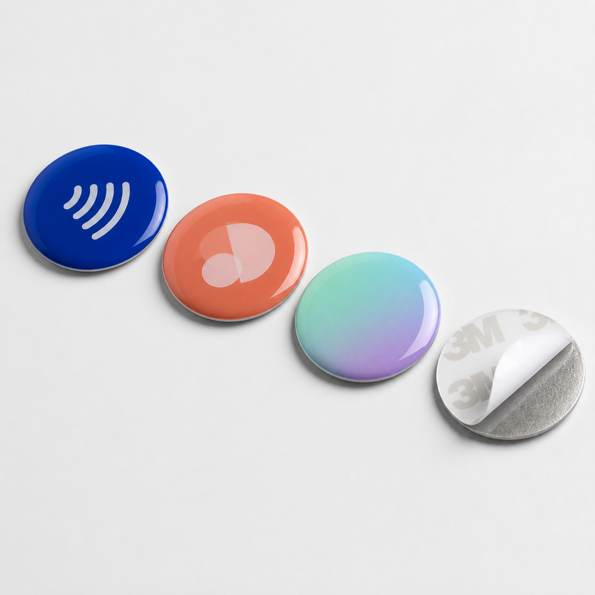 Badges NFC ronds personnalisables présentés en packshot studio