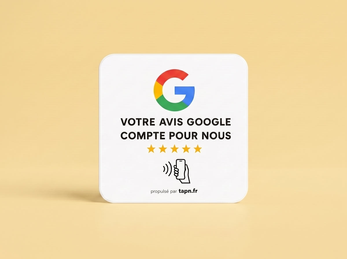 Carte NFC Google blanche sur fond studio jaune safran
