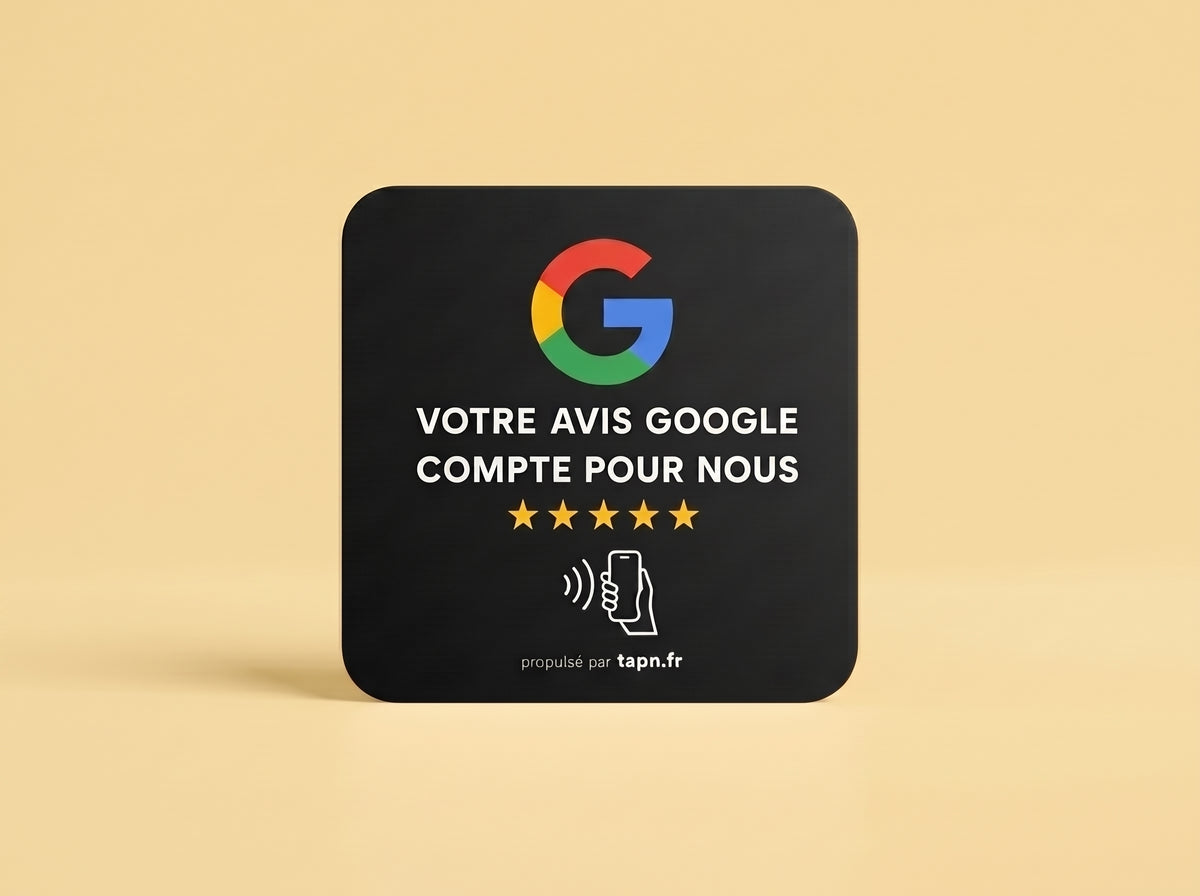Carte NFC Google noire sur fond studio jaune safran