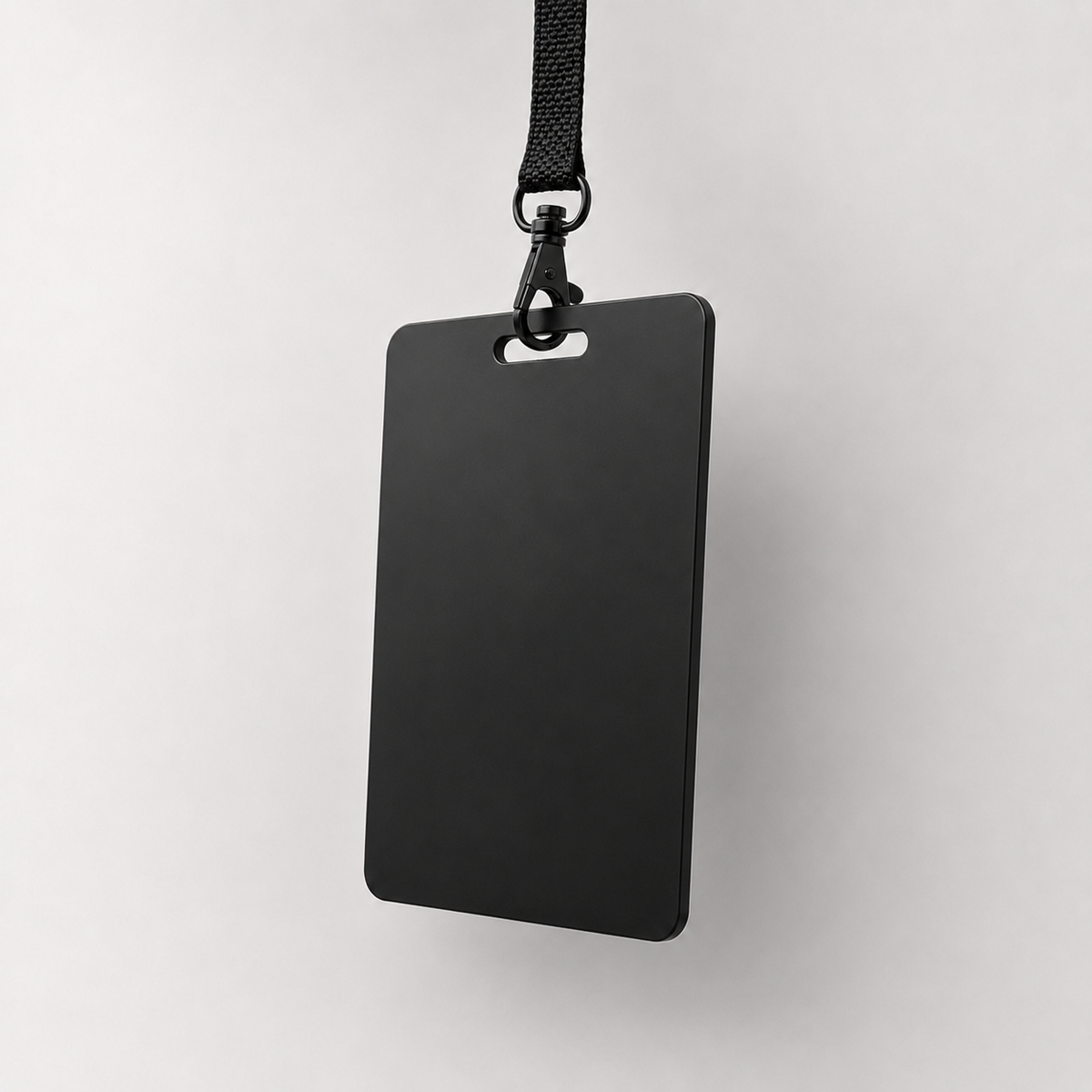 Noir — Pass NFC personnalisable, vue de profil sur fond studio