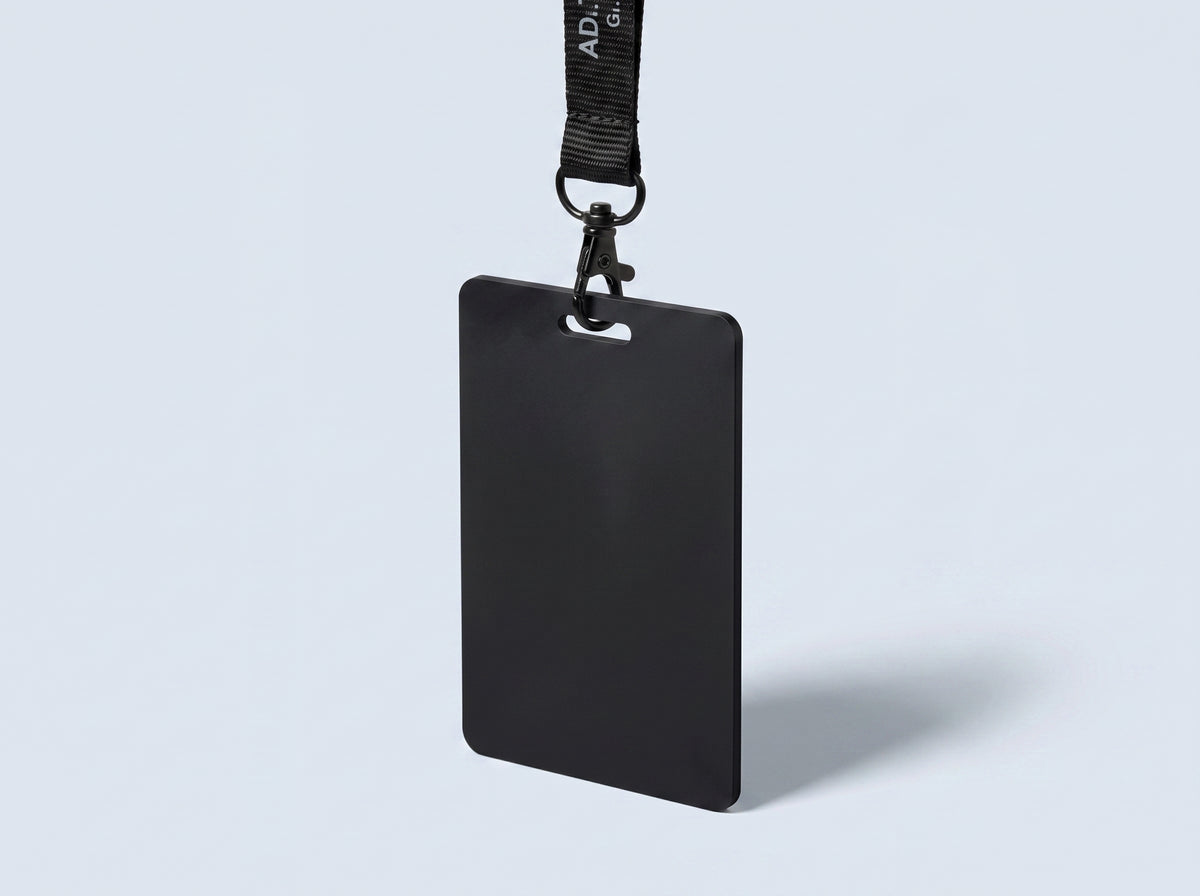 Noir — Pass NFC personnalisable, vue de profil