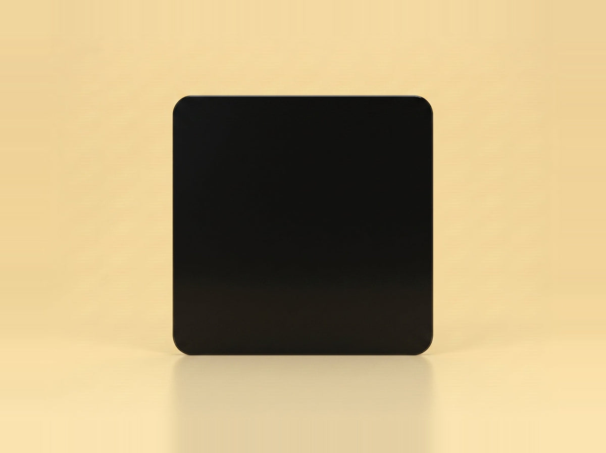 Noir — Carte NFC personnalisable sur fond studio jaune safran