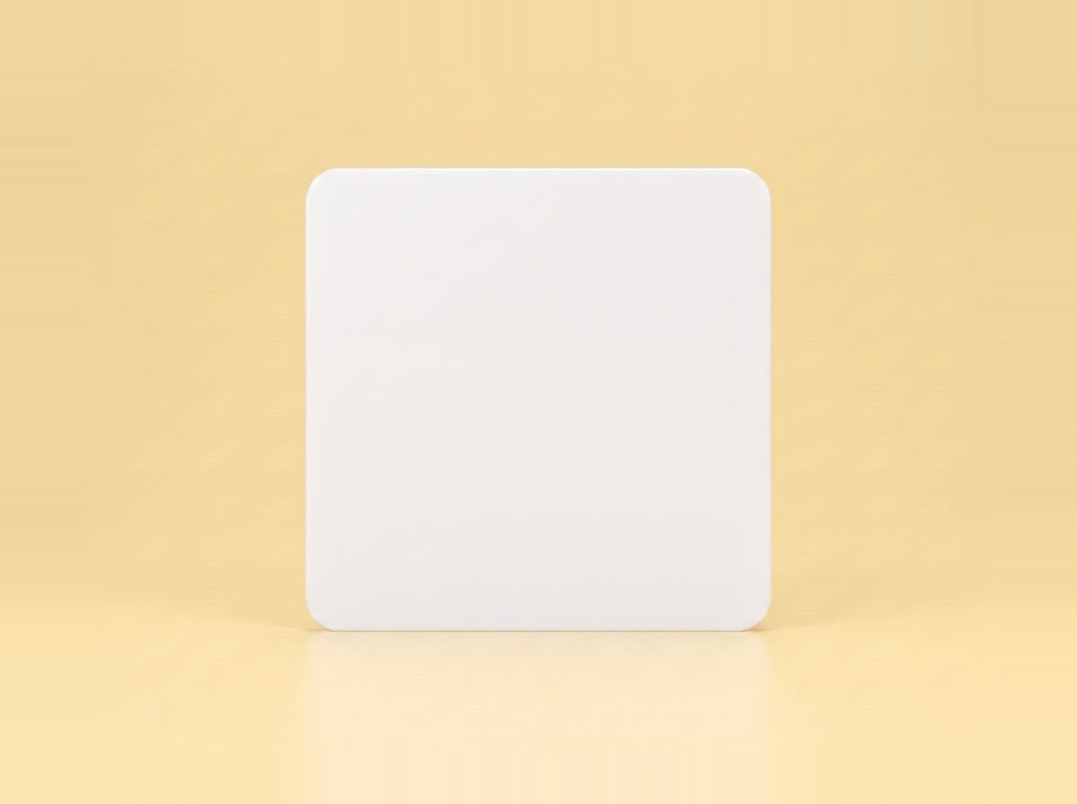 Blanc — Carte NFC personnalisable sur fond studio jaune safran