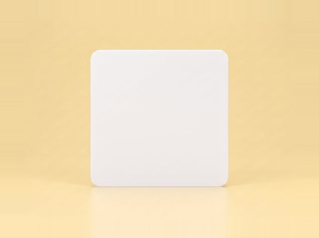 Blanc — Carte NFC personnalisable sur fond studio jaune safran