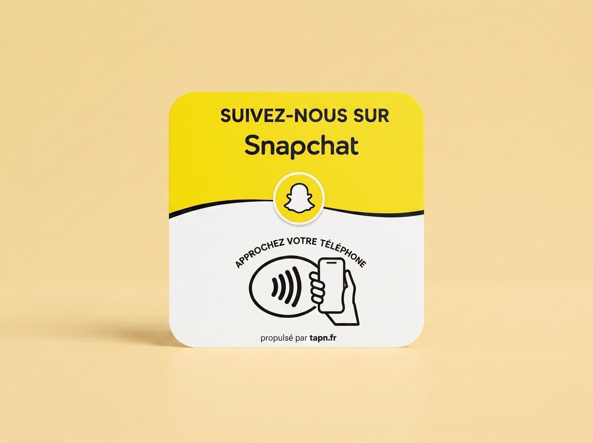 Carte NFC Snapchat sur fond jaune safran