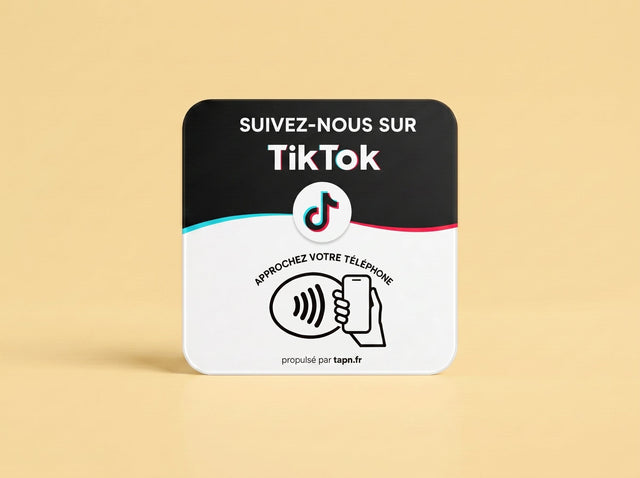 Carte NFC TikTok sur fond jaune safran
