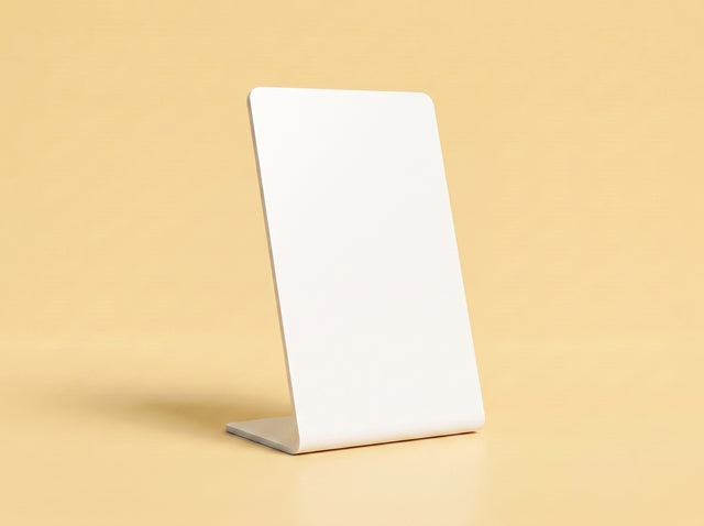 Blanc — Pancarte NFC personnalisable sur fond studio jaune safran