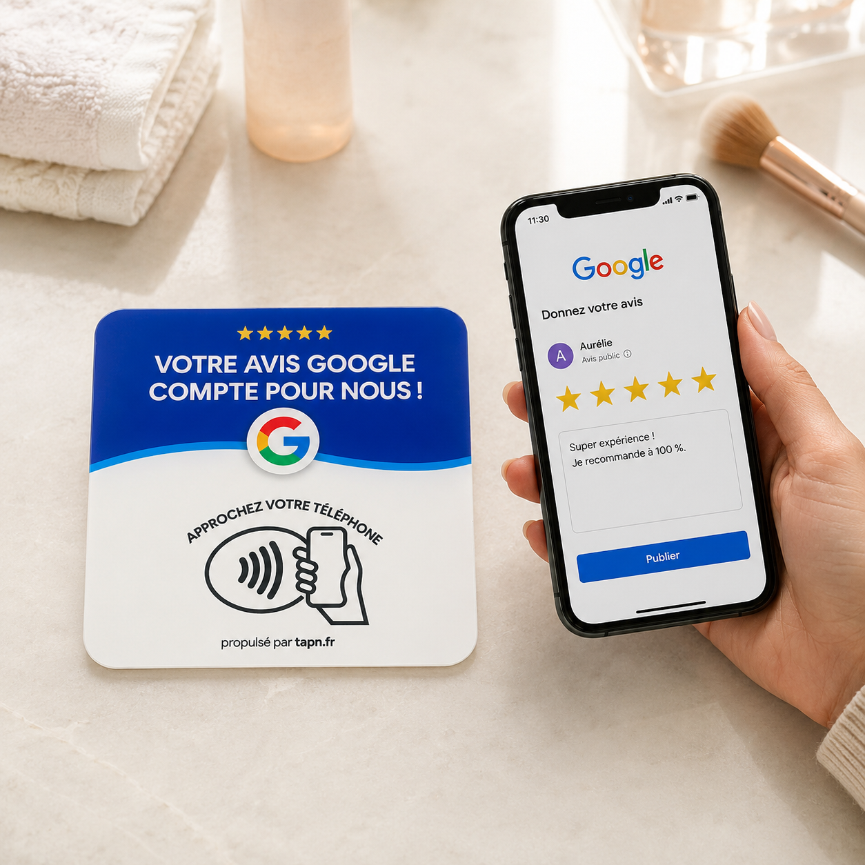 Carte NFC avis Google et téléphone affichant un formulaire d’avis sur le comptoir d’un salon d’esthétique