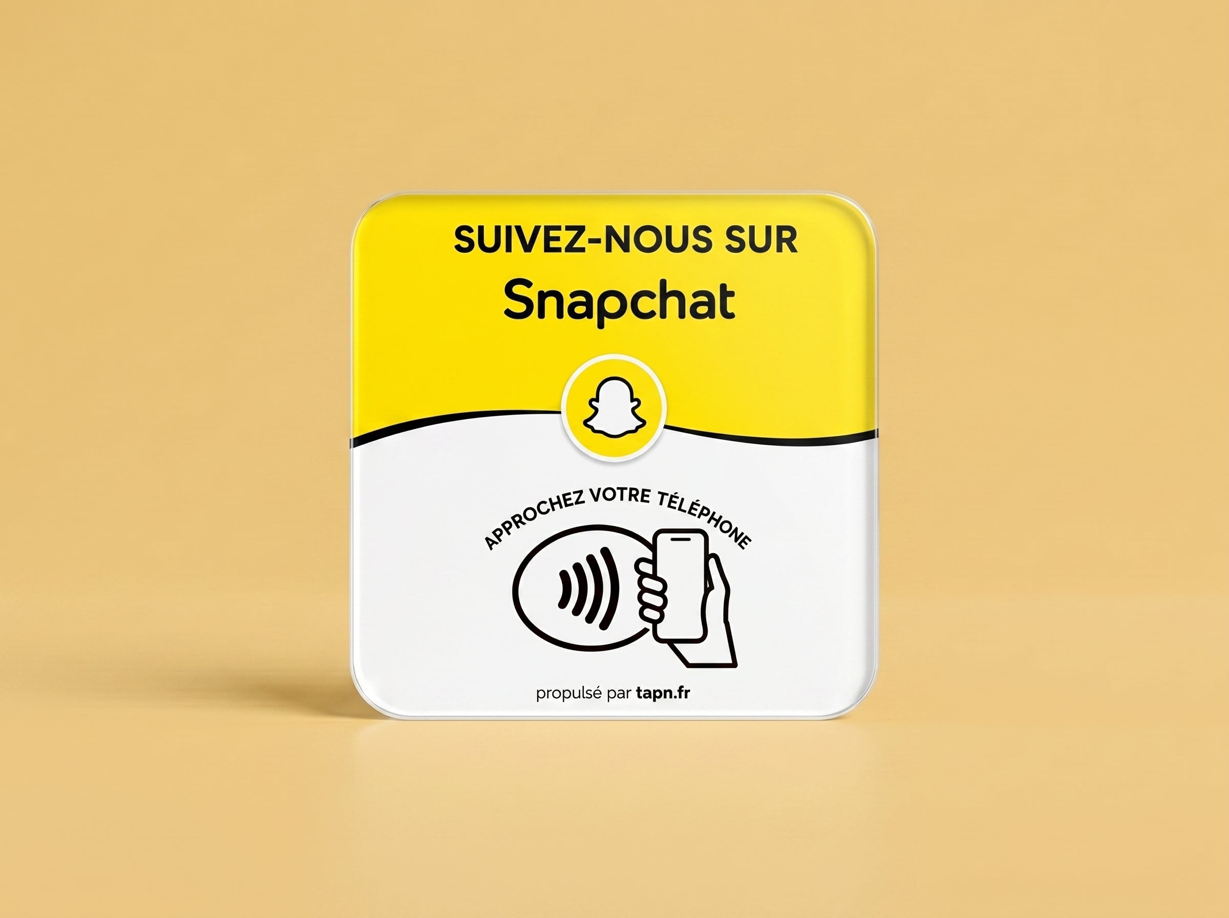Carte NFC Snapchat sur fond jaune safran