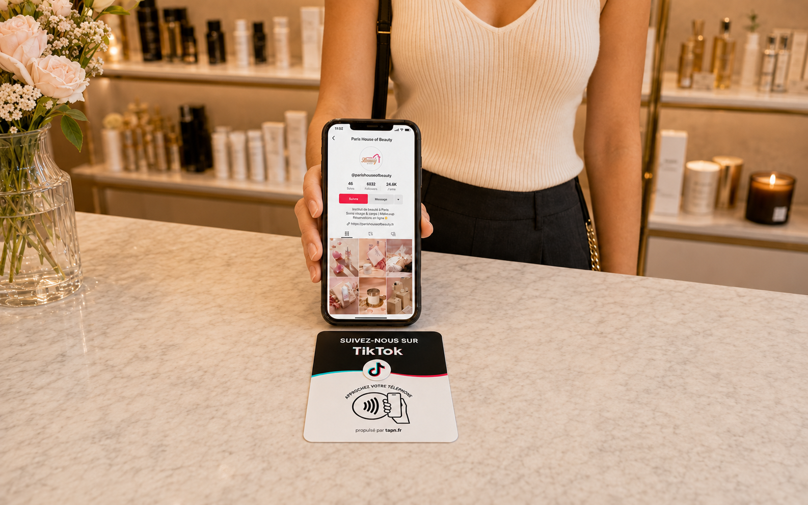 Carte NFC TikTok et iPhone ouvert sur le profil du même institut de beauté